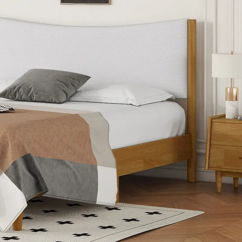 Letto in legno di gomma naturale matrimoniale con base a piattaforma e testiera imbottita in velluto Teddy