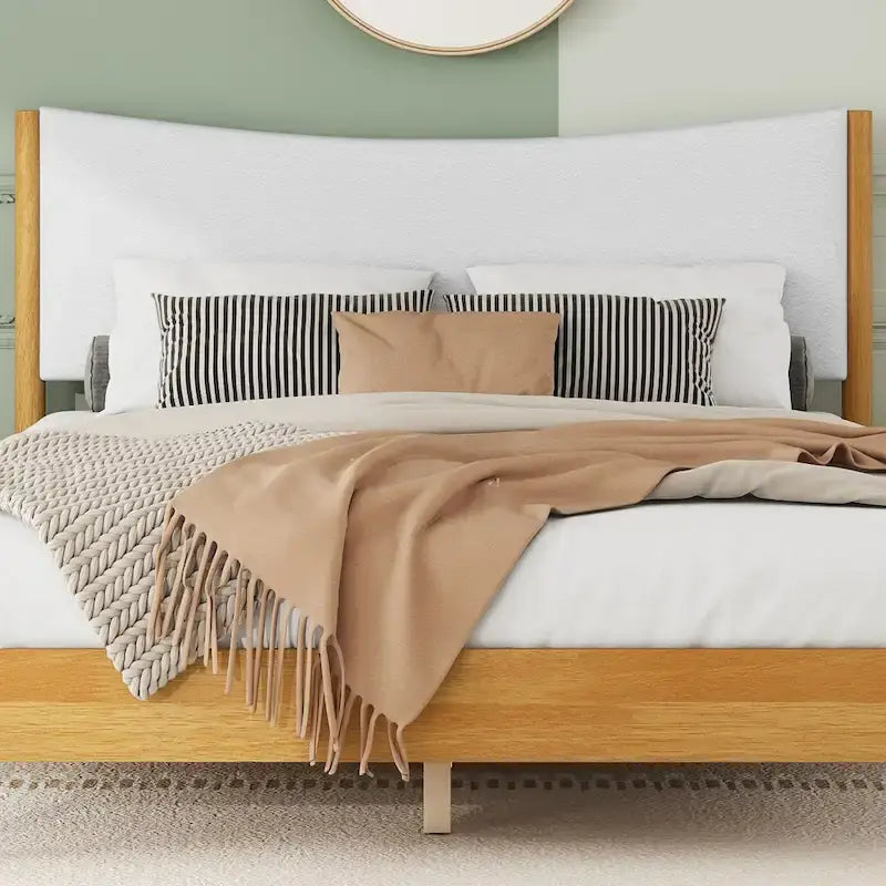 Letto in legno di gomma naturale matrimoniale con base a piattaforma e testiera imbottita in velluto Teddy